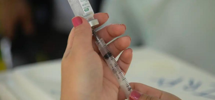 A vacinação contra a gripe foi prorrogada na região Norte até o dia 31 de janeiro. Segundo o Ministério da Saúde, a iniciativa considera a situação epidemiológica local, os estoques disponíveis e as estratégias definidas pelas Secretarias Estaduais e Municipais de Saúde. 